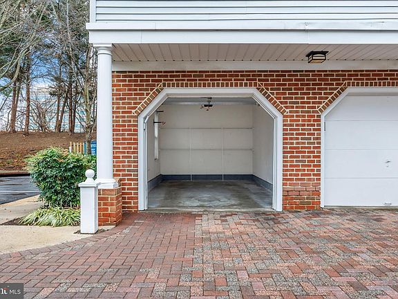 3rd image of 5839 Wyndham Cir Unit 305