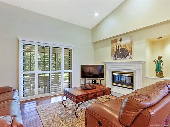 5th image of 265 NE Blairwood Trce