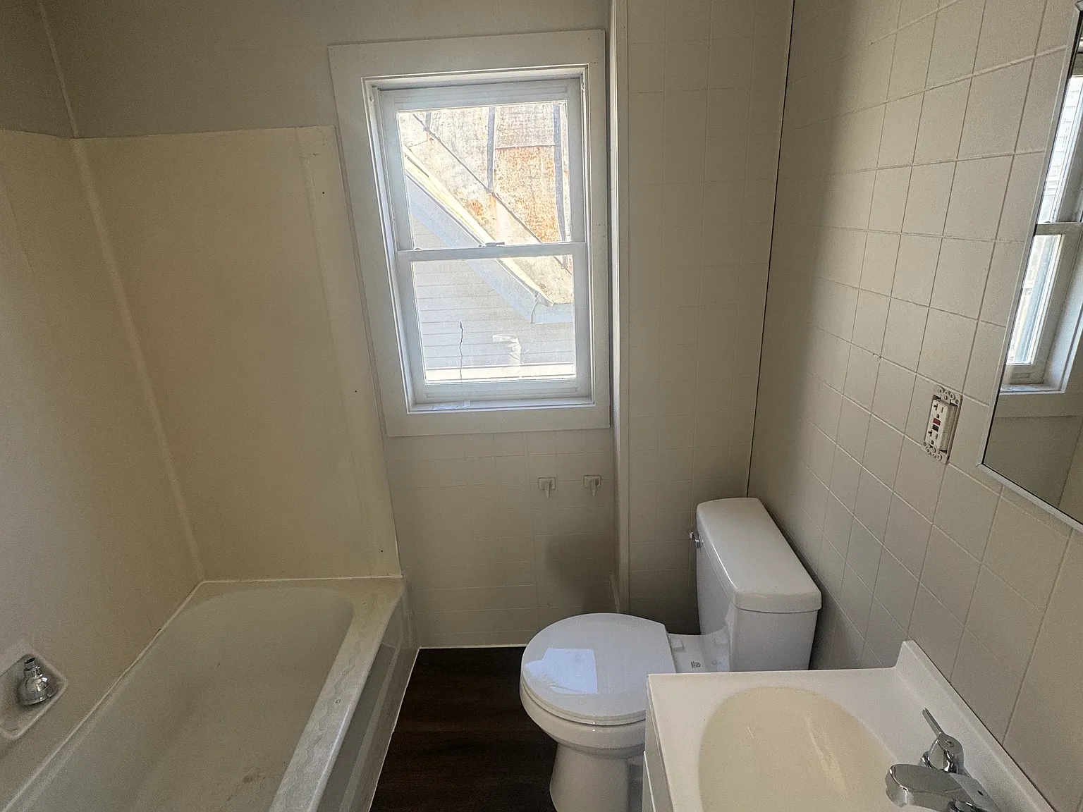 1 bed, 800 sqft, $1,050 — Photo 1