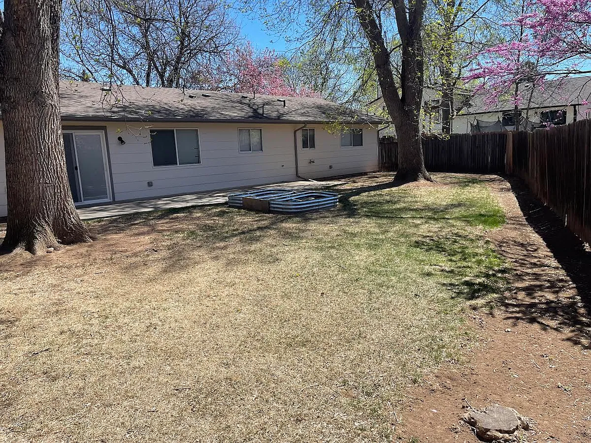 Building Photo - 2325 Rollingwood Dr