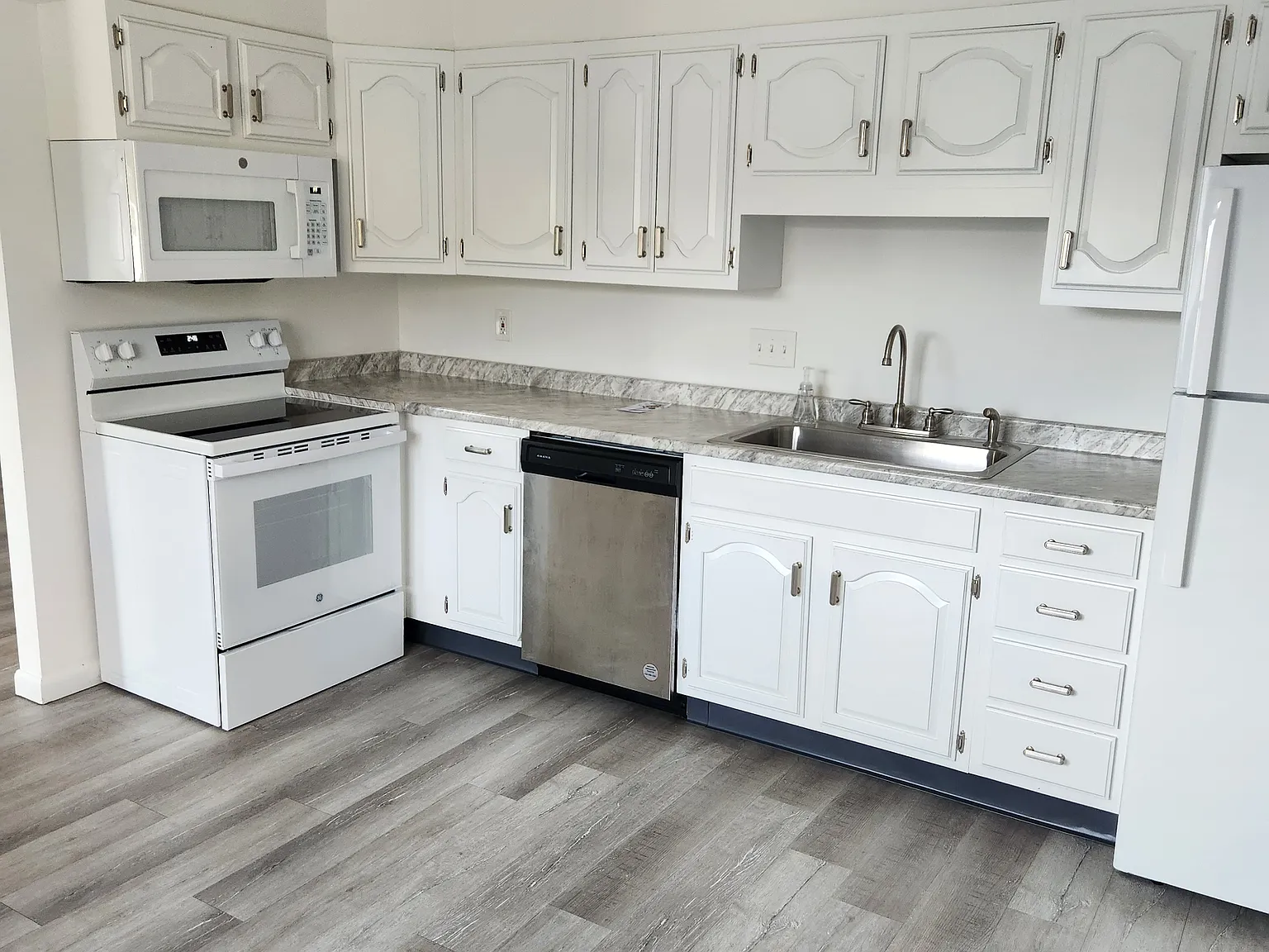 2 bed, 800 sqft, $1,600 — Photo 4