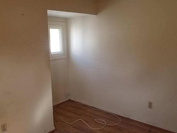 3rd image of 9 Edward St #C