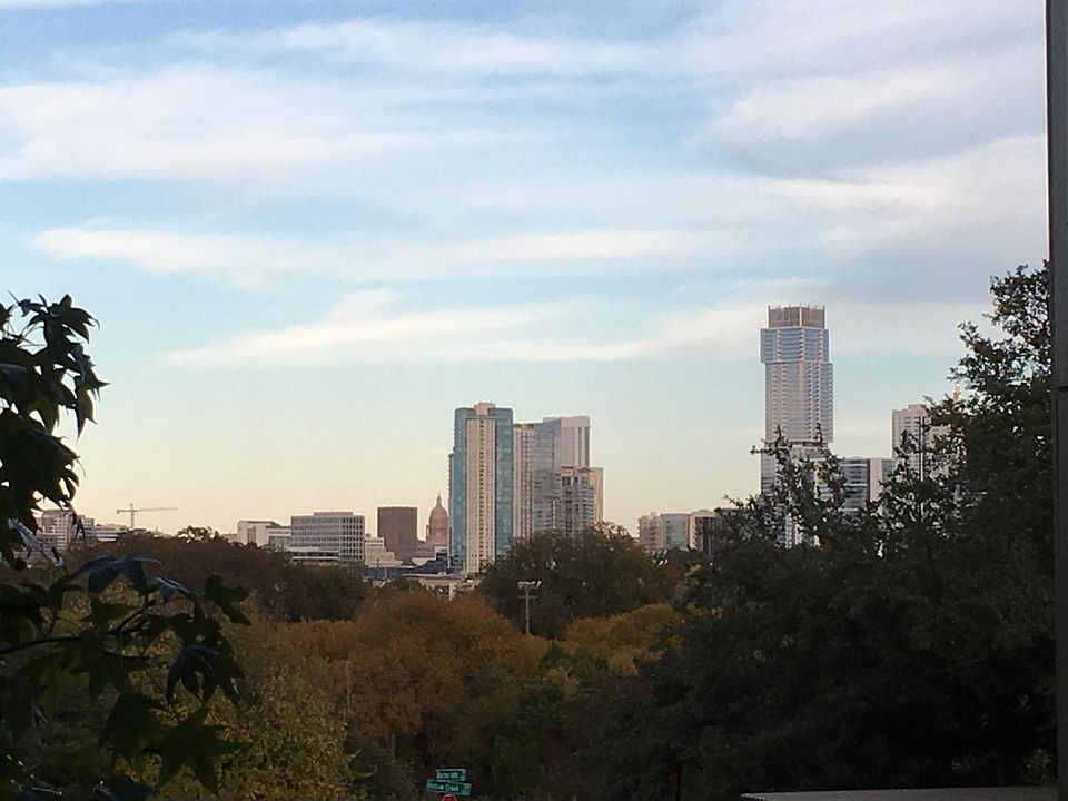 Ideally located condominium. Close to downtown and still surrounded by the beautiful landscape of the hike-and-bike trail and Zilker Park.