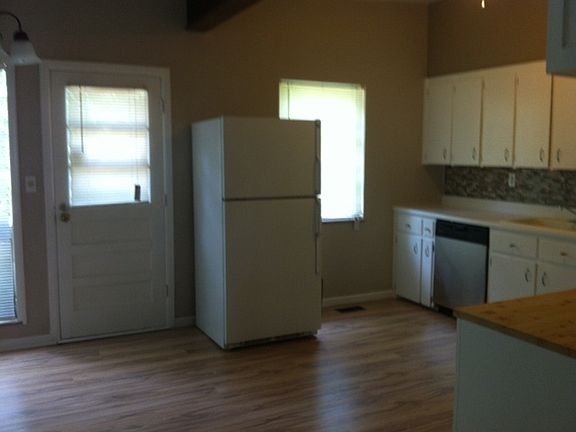 4th image of 815 Amherst Dr