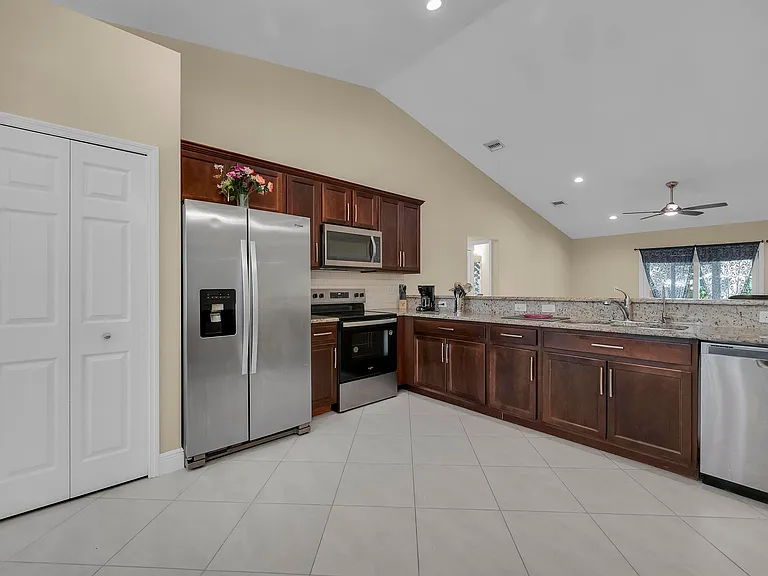 1037 SW Payne Ave — Photo 22