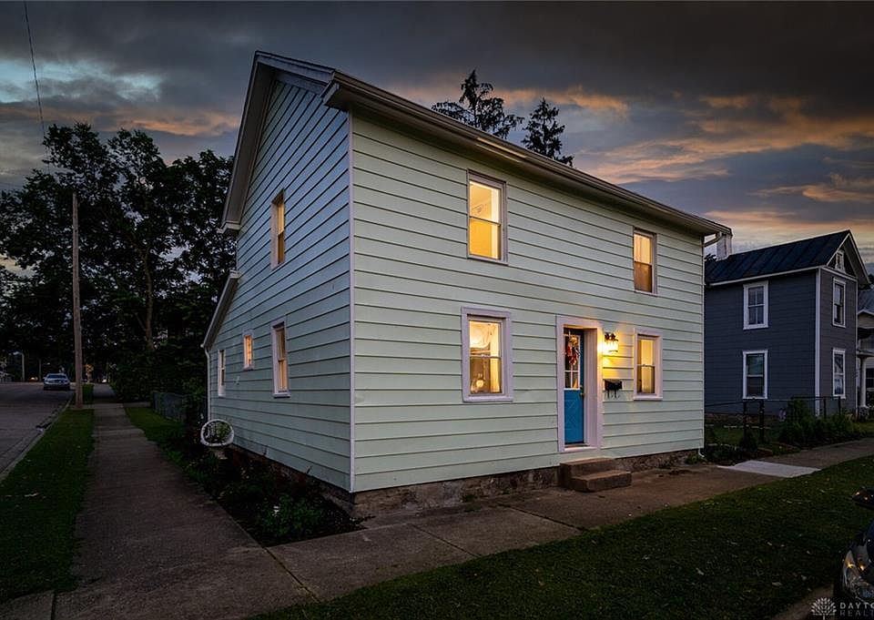 1st image of 402 S 2nd St