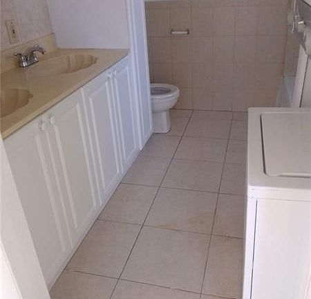 4th image of 1809 SW 10th St #1