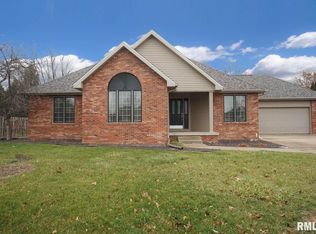 208 Manor Hill Dr, Chatham, IL 62629