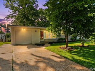 860 Flora Ln, Florissant, MO 63031