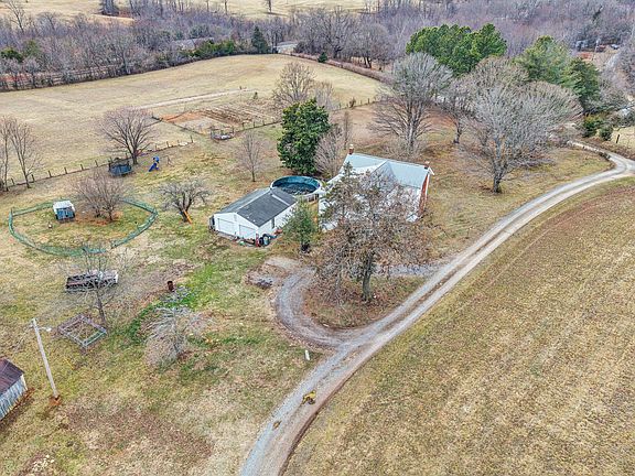 5th image of 1045 Emerald Dr