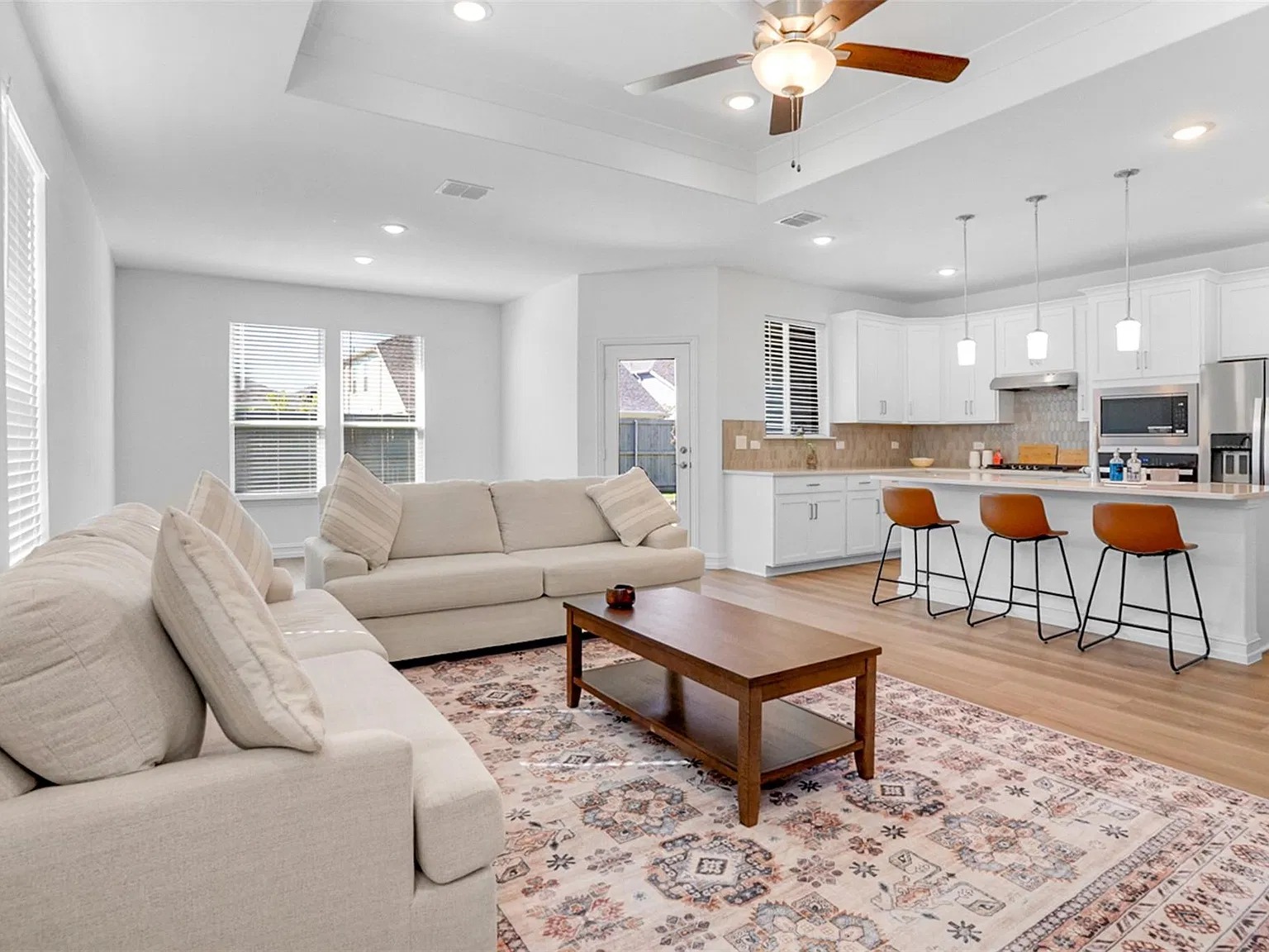 3 bed, 2002 sqft, $2,950 — Photo 3