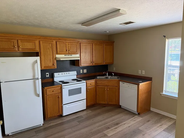 209 E Center St — Photo 4