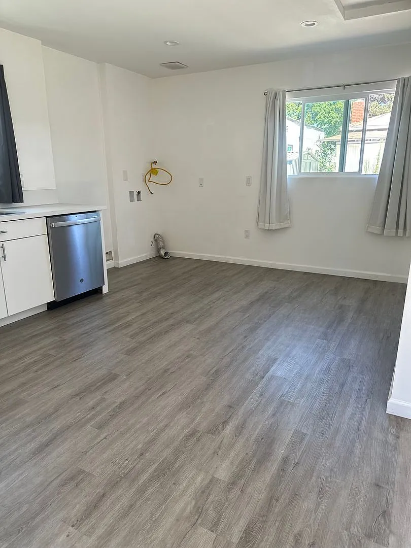 Beautiful, upgraded Studio with Parking and Washer/Dryer Hookups — Photo 3