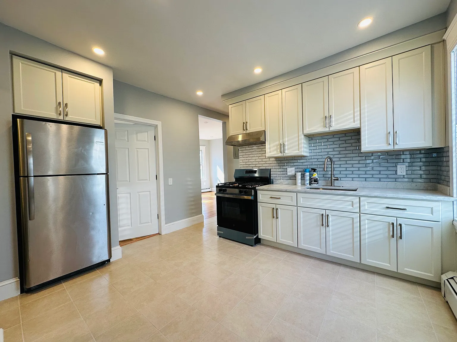 3 bed, 1132 sqft, $3,300 — Photo 2