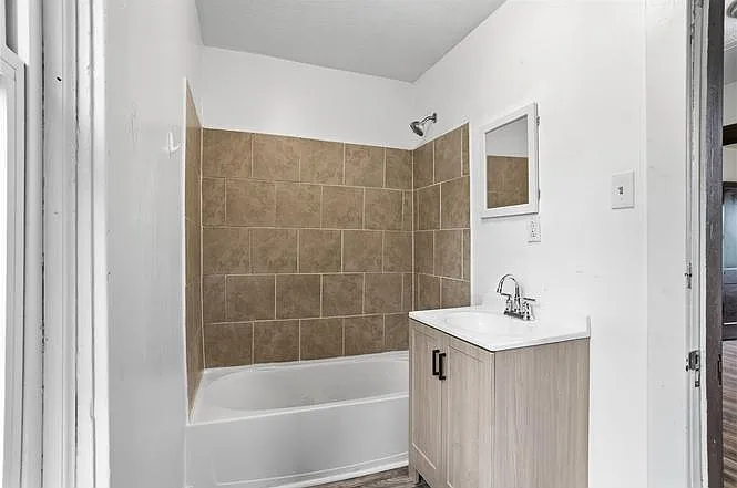 710 Catharine St — Photo 7