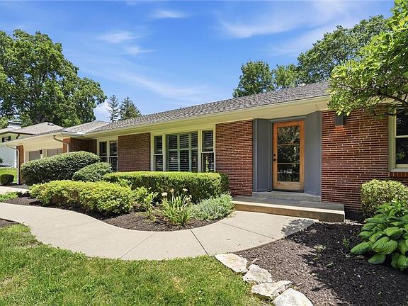 3rd image of 9821 Pembroke Ln