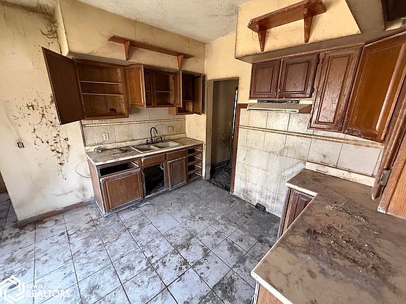 5th image of 627 Exchange St