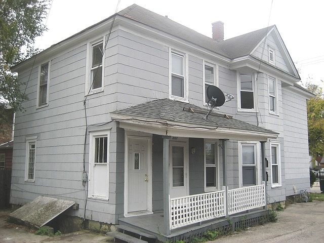 2nd image of 207 W Bridge St