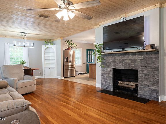 4th image of 203 E Gilmer Park