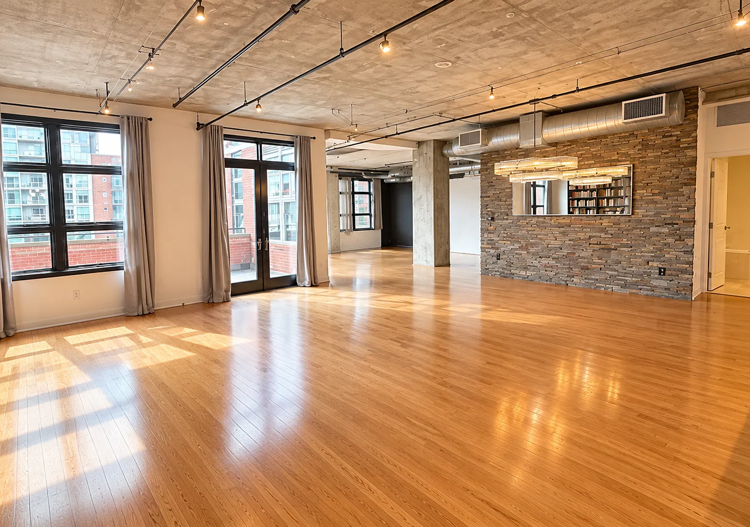 Spacious Luxury Loft with 2 Baths, 2 Parking Spaces in Downtown San Diego — Photo 2