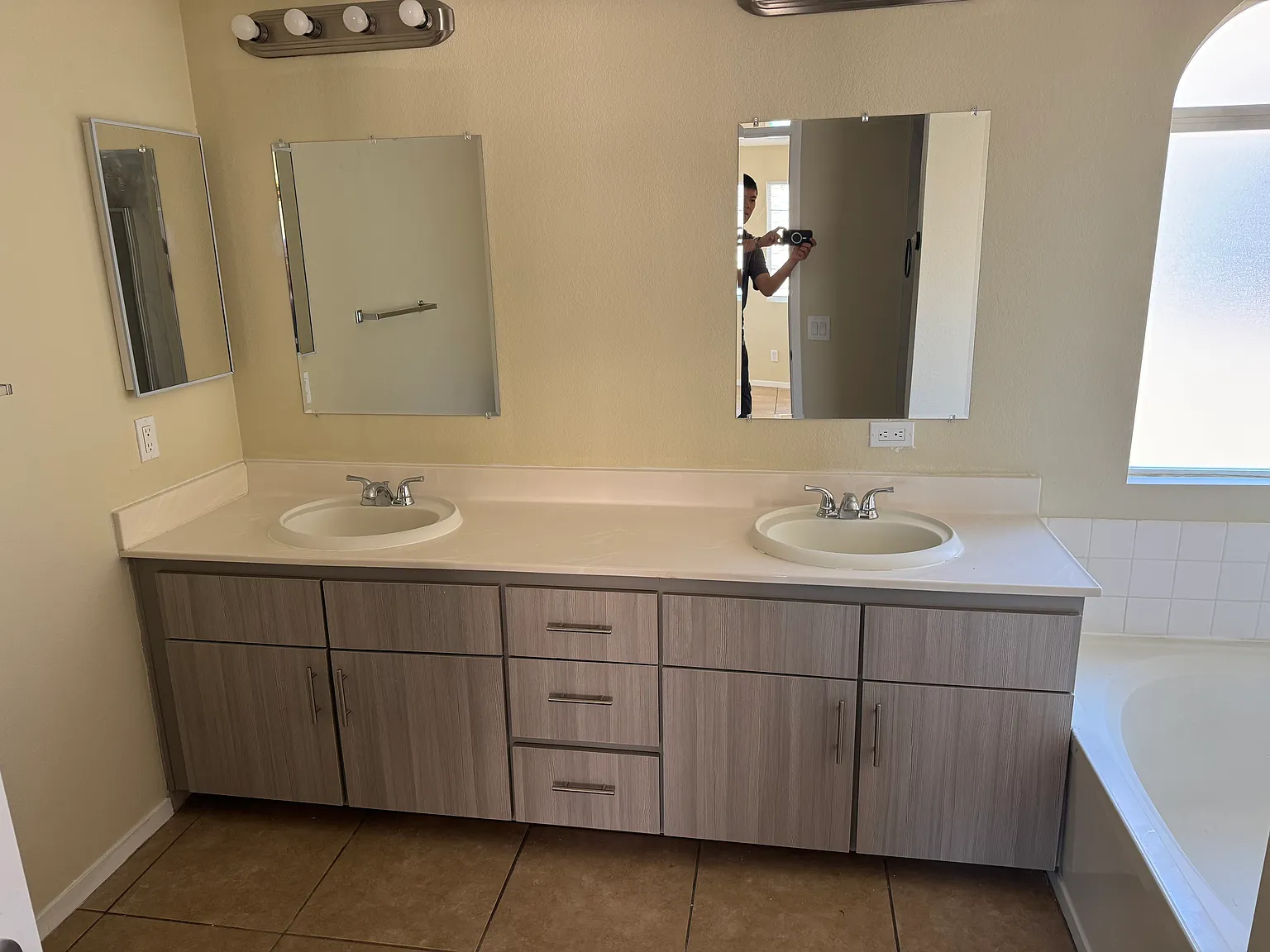 4 bed, 2.5 bath, 2080 sqft, $2,950 — Photo 4
