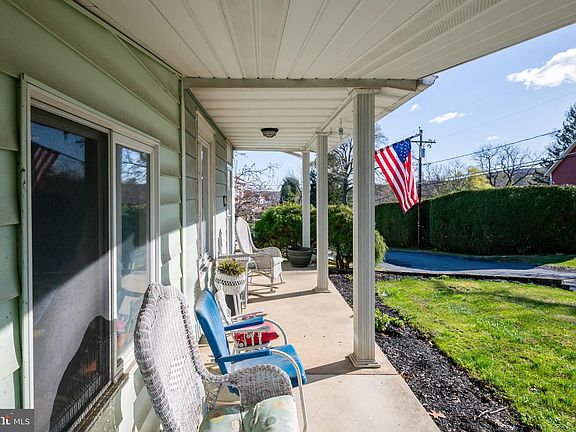 4th image of 239 Poplar St