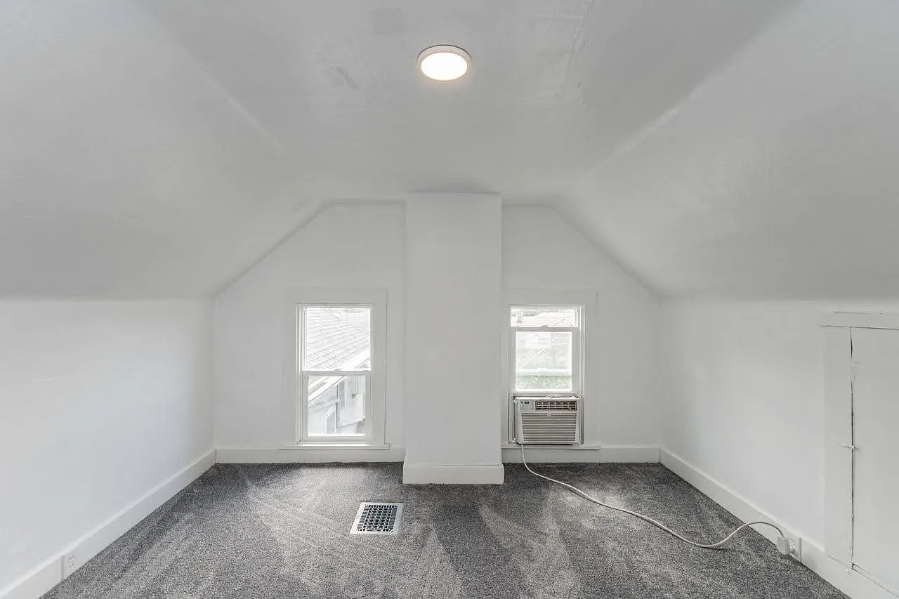 7 bed, 1944 sqft, $2,300 — Photo 2