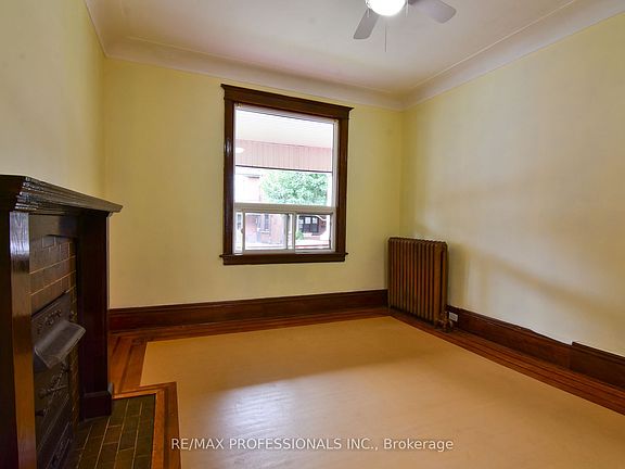 3rd image of 49 Spadina Ave