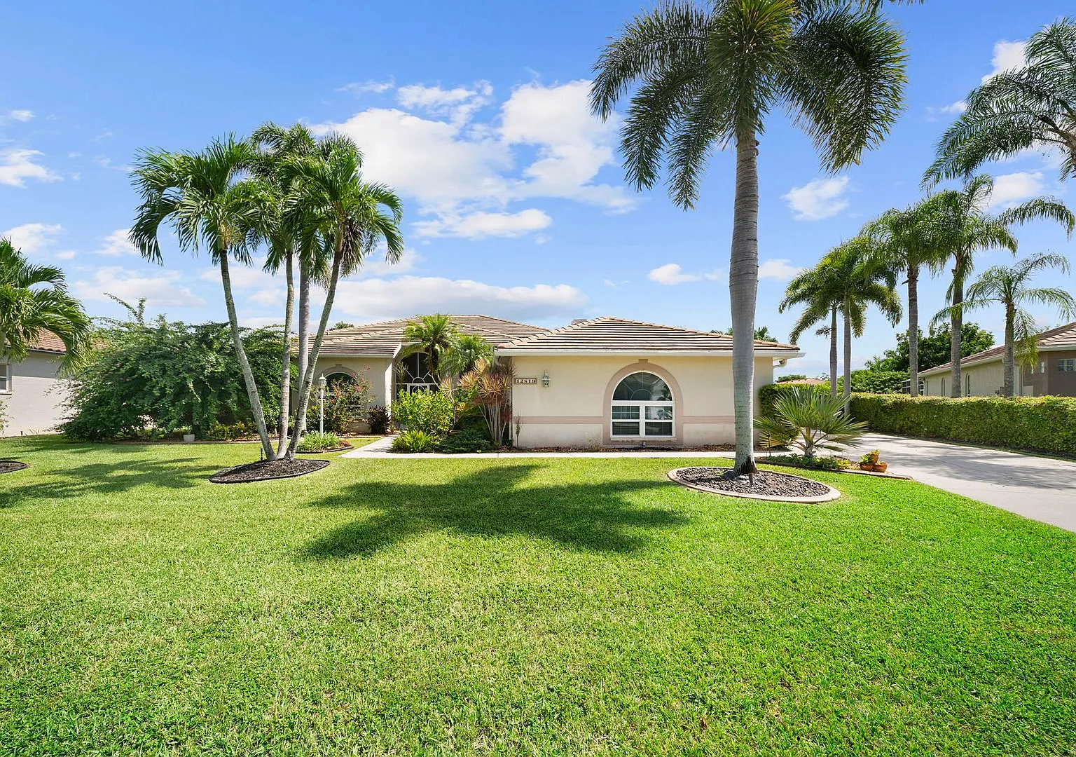 Amazing 4 bedrooms 2 1/2 bath with a pool and serene lake view! — Photo 2