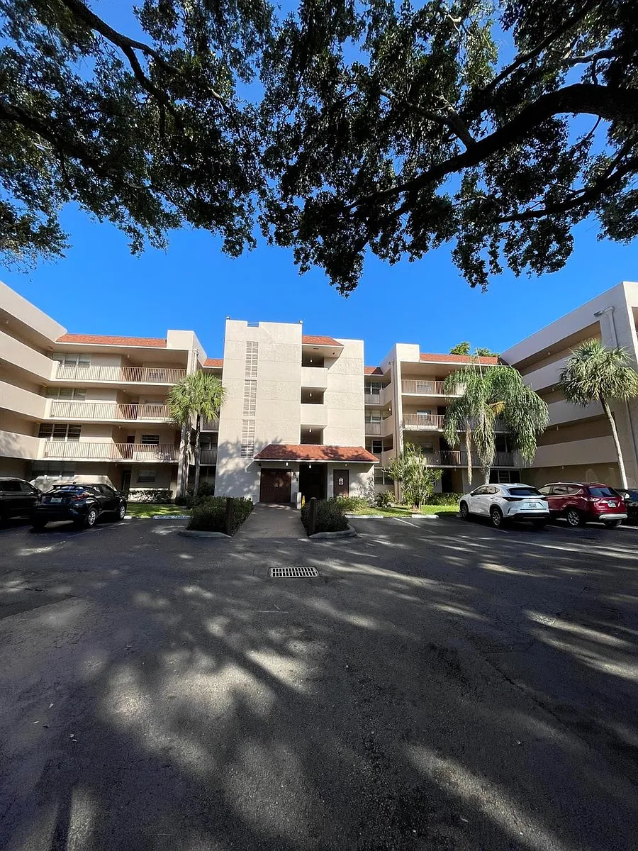 Building Photo - 1811 Sabal Palm Dr #303