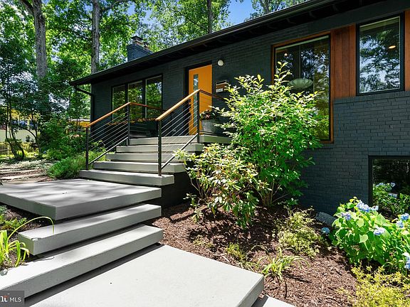 4th image of 6340 Waterway Dr