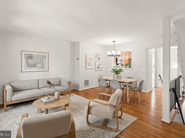 8636 Dellway Ln, Vienna, VA 22180