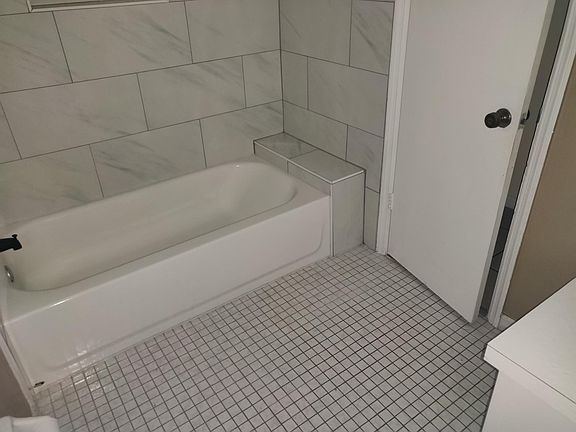 2nd image of 943 Robinhood Ct