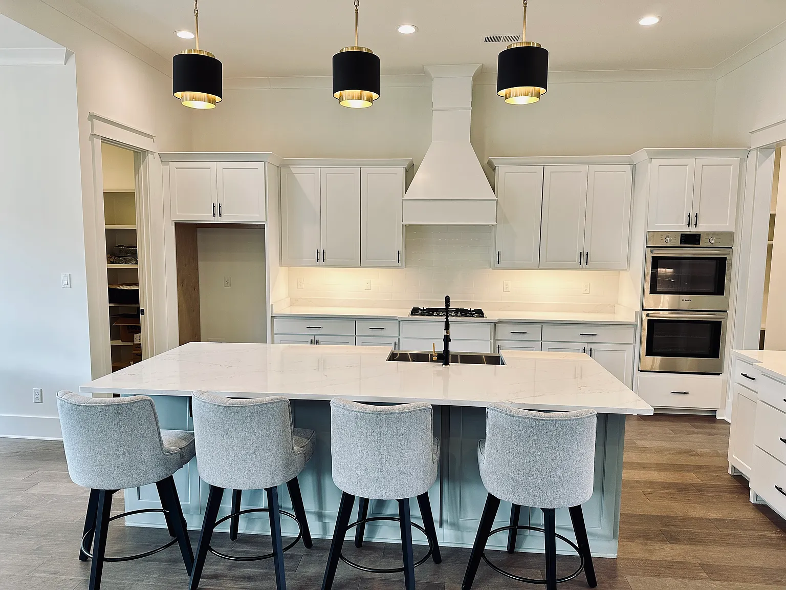 4 bed, 3715 sqft, $4,500 — Photo 4