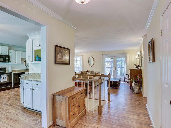 3rd image of 6077 Greenway Ct