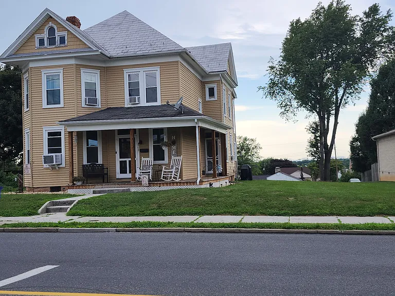 402 E King St — Photo 1