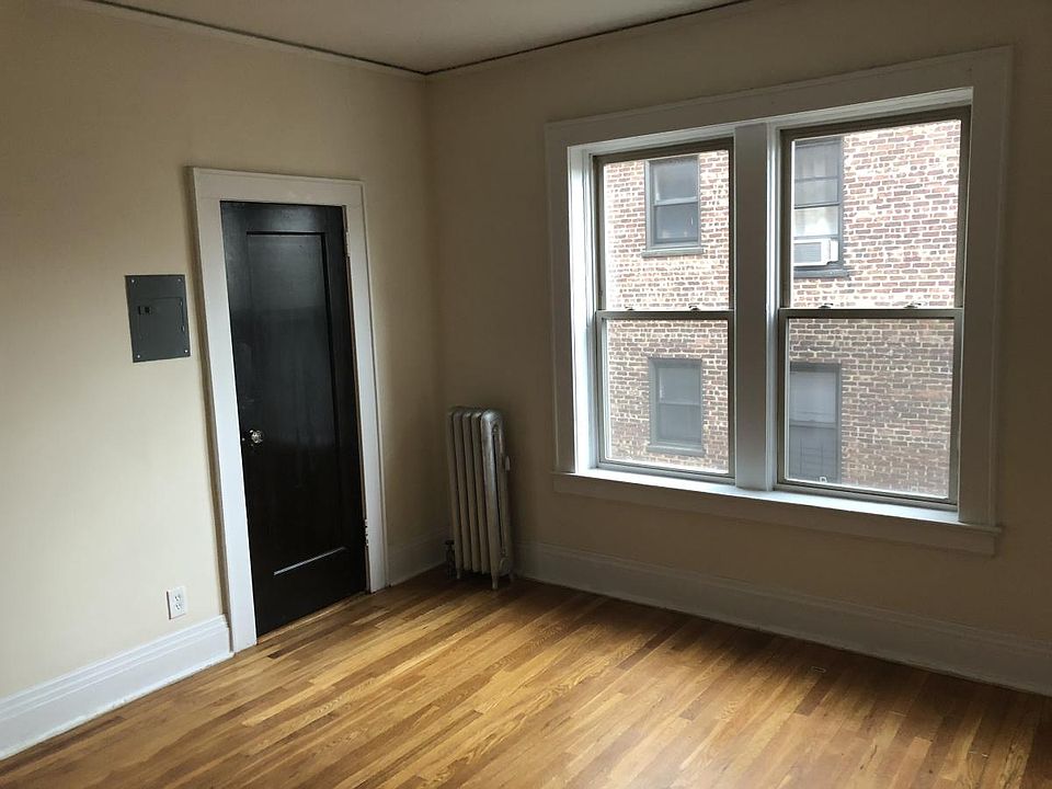 2nd image of 214 Franklin St