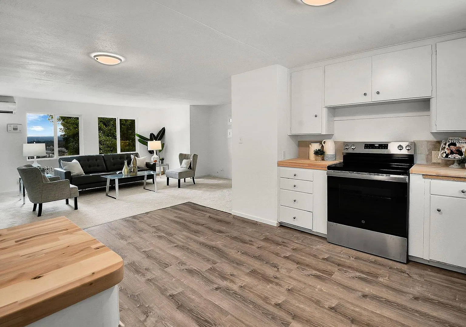 Spacious 5-Bedroom Home with Two Kitchens and Mountain Views in Tacoma — Photo 4