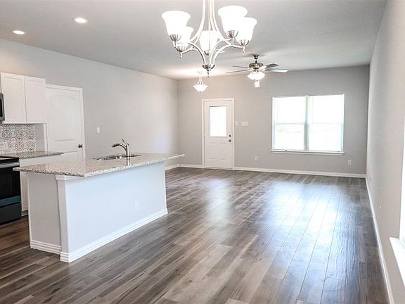 4th image of 3015 Chestnut Ave