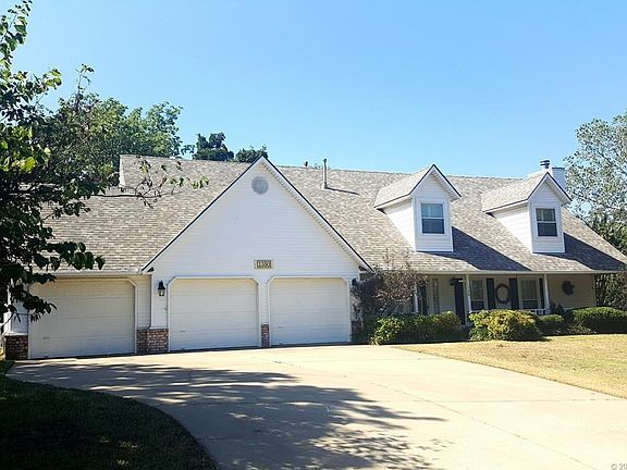 3rd image of 1350 Forest Ln