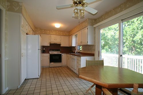 kitchen, nice slider out to deck