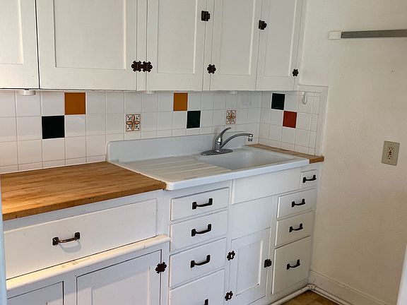 3rd image of 915 Capitol Way S #1B-1Ba-700Sqft