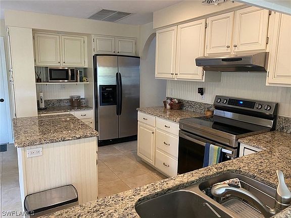 5th image of 15820 Country Ct