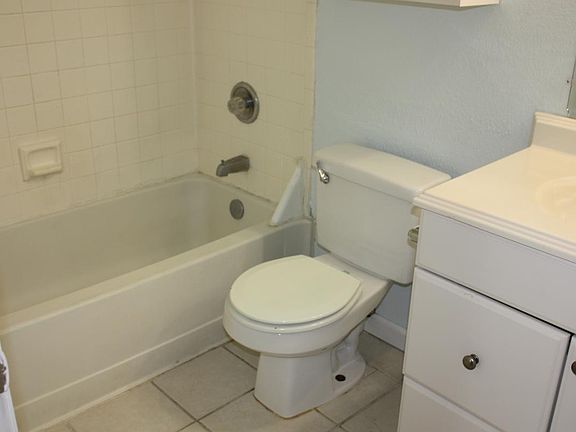 4th image of 128 Schott St
