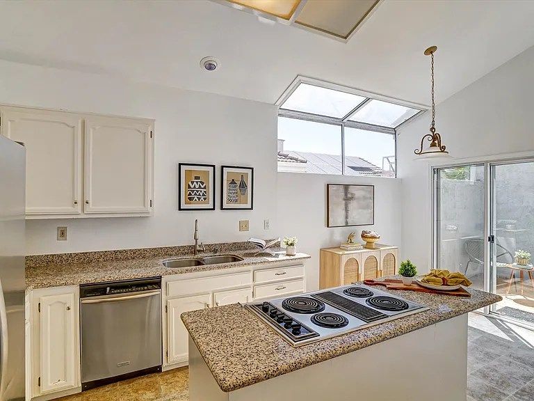 2819 Cherry Hills Dr — Photo 2