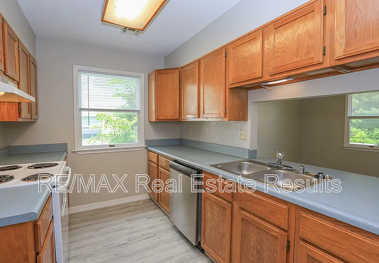 205 White Oak Dr NE #C — Photo 12