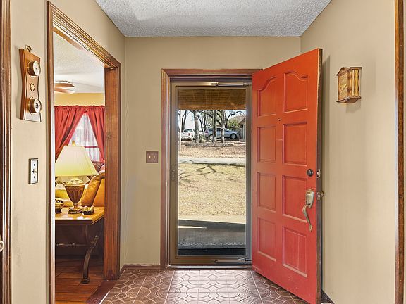 4th image of 115 Crest Dr