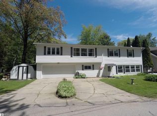 230 W Lake Dr, Cadillac, MI 49601
