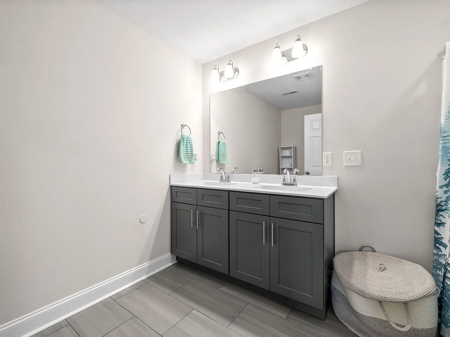 4 bed, 2.5 bath, 2125 sqft, $2,300 — Photo 2