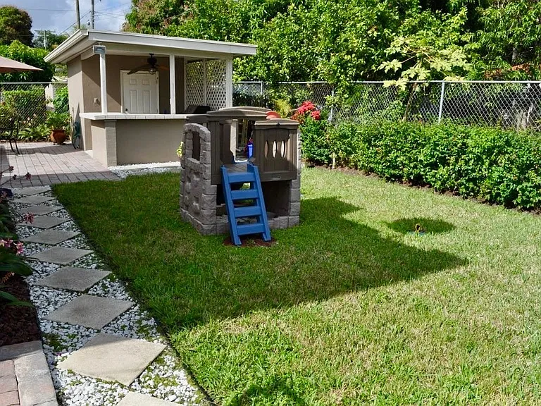4025 NW 4th St — Photo 9